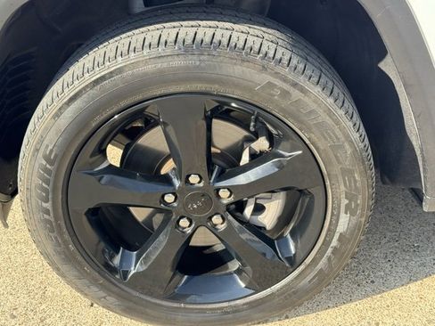 Used 2023 Jeep Grand Cherokee L Laredo image 23