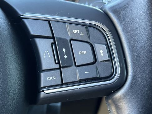 Used 2020 Jaguar F-PACE Premium image 22