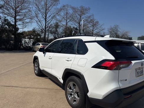 Used 2023 Toyota RAV4 XLE w/ Convenience Package image 4