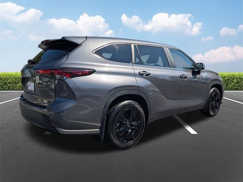 Certified 2024 Toyota Highlander LE image 4