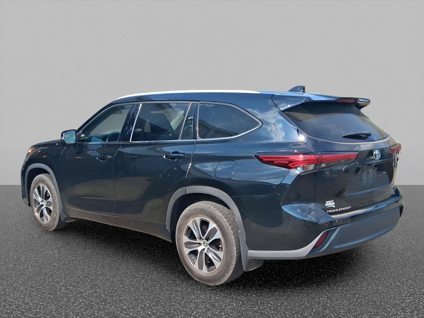 Used 2022 Toyota Highlander XLE FWD image 6
