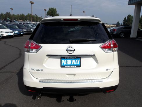 Used 2016 Nissan Rogue SV w/ SV Premium Package image 4