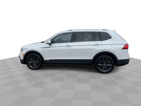 Used 2023 Volkswagen Tiguan SE w/ Panoramic Sunroof Package image 5