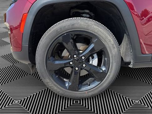 Used 2024 Jeep Grand Cherokee Altitude AWD/4WD image 9