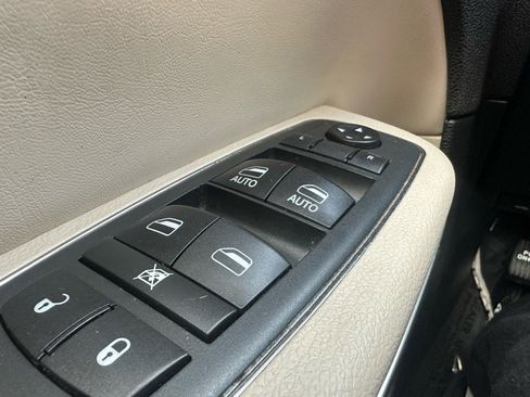 Used 2018 Chrysler 300 Touring L image 13