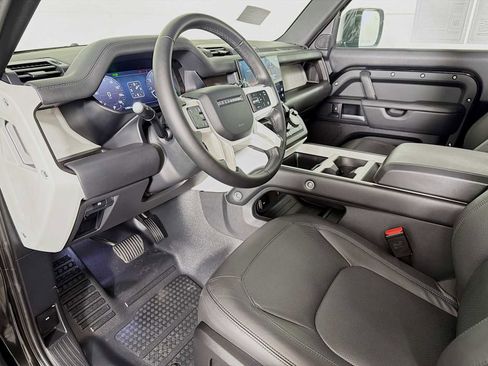 Used 2025 Land Rover Defender 90 X-Dynamic SE image 9