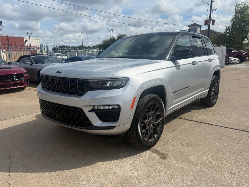 Used 2025 Jeep Grand Cherokee Summit w/ Obsidian Package AWD/4WD image 3