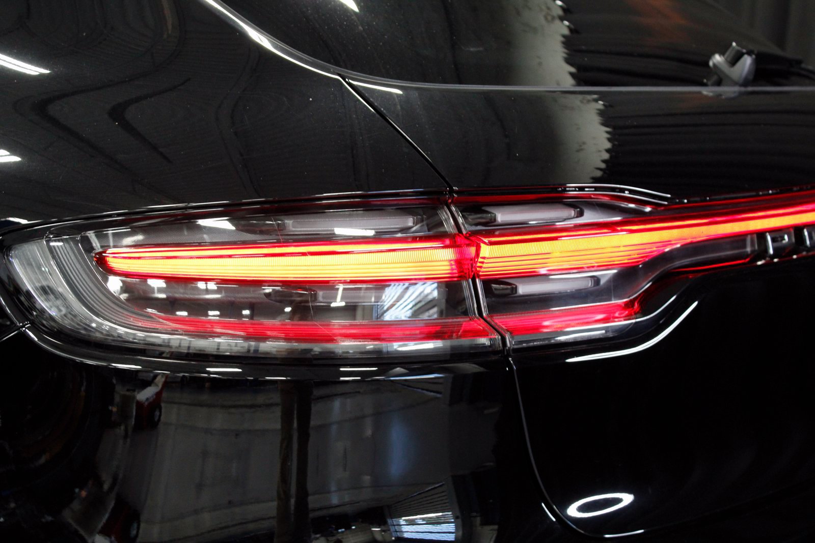 Certified 2025 Porsche Macan AWD/4WD image 16