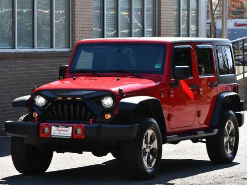 Used 2018 Jeep Wrangler Unlimited Sahara w/ Connectivity Group image 3