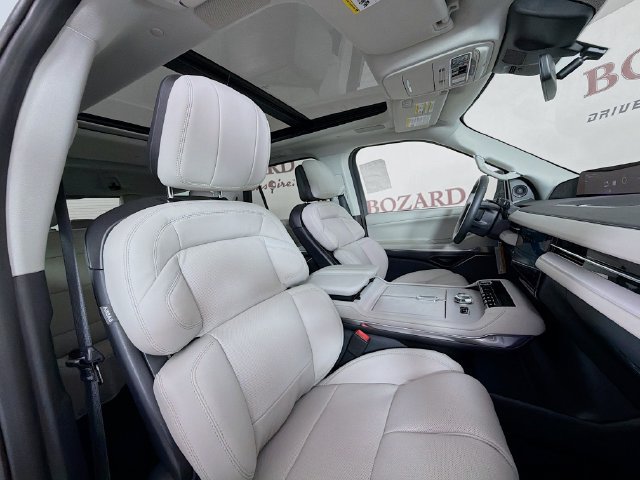New 2026 Lincoln Navigator Reserve AWD/4WD image 32