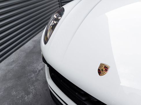Certified 2025 Porsche Macan AWD/4WD image 39