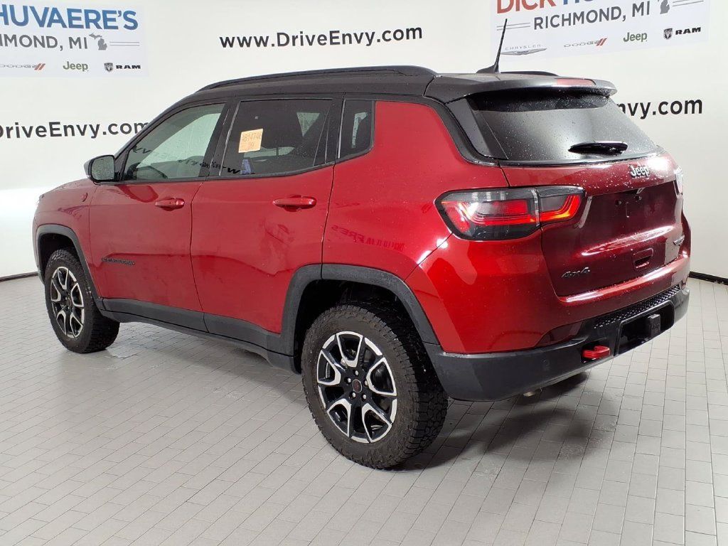 Used 2025 Jeep Compass Trailhawk w/ Trailhawk Elite Group AWD/4WD image 6