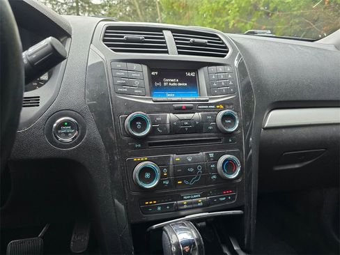 Used 2017 Ford Explorer XLT image 4