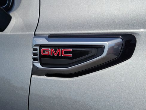 Used 2025 GMC Yukon Denali AWD/4WD image 6