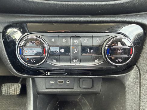 Used 2021 Buick Encore GX Select w/ Sport Touring Package FWD image 16