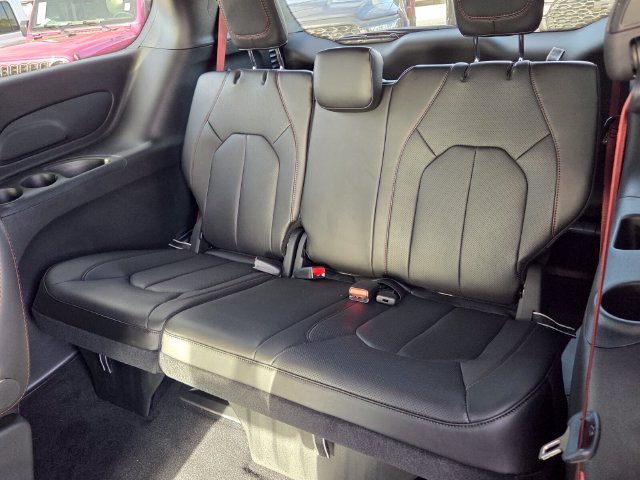 New 2027 Chrysler Pacifica Select FWD image 13