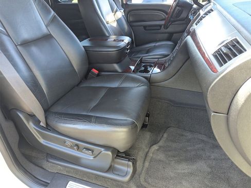 Used 2010 Cadillac Escalade ESV Premium image 14