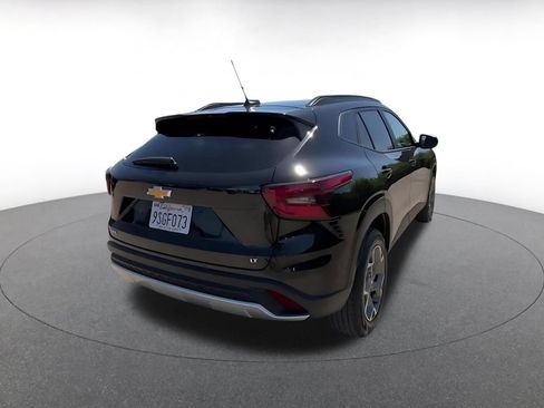 Used 2025 Chevrolet Trax LT FWD image 14