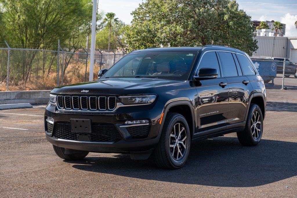 Used 2023 Jeep Grand Cherokee Limited RWD image 3