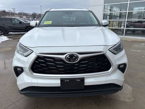 Used 2023 Toyota Highlander XLE image 2