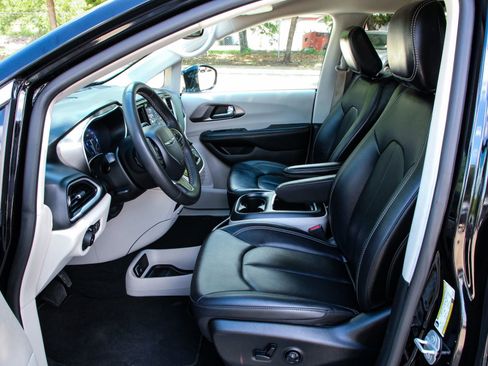 Used 2024 Chrysler Pacifica Touring-L FWD image 10