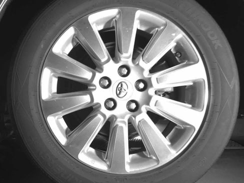 Used 2013 Toyota Sienna LE w/ Towing Pkg image 9