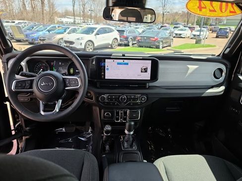 Used 2024 Jeep Wrangler Unlimited Sahara image 12