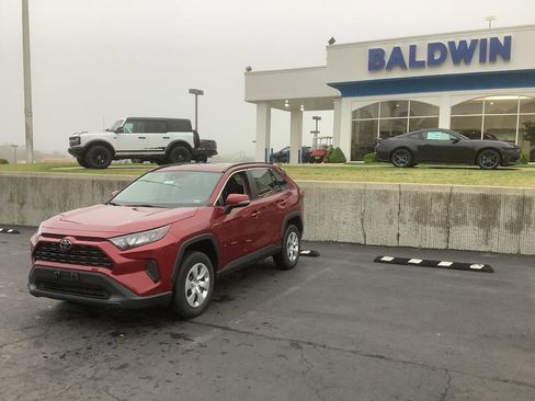Used 2021 Toyota RAV4 LE image 3