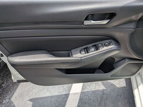 Used 2025 Nissan Altima 2.5 SV FWD image 14