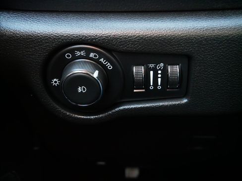 Used 2024 Chrysler Pacifica Touring-L w/ Uconnect Theater Family Group image 26