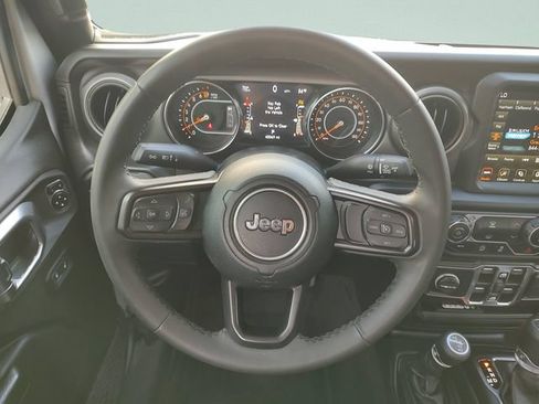 Used 2023 Jeep Gladiator Sport AWD/4WD image 11