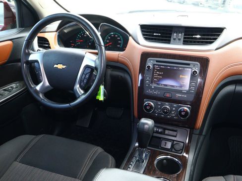 Used 2017 Chevrolet Traverse LT w/ Traveler's Package FWD image 11