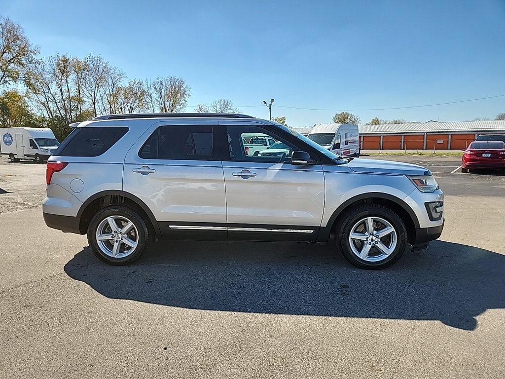 Used 2016 Ford Explorer XLT w/ Equipment Group 202A AWD/4WD image 4