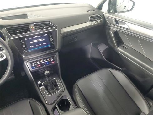 Used 2022 Volkswagen Tiguan SE image 16