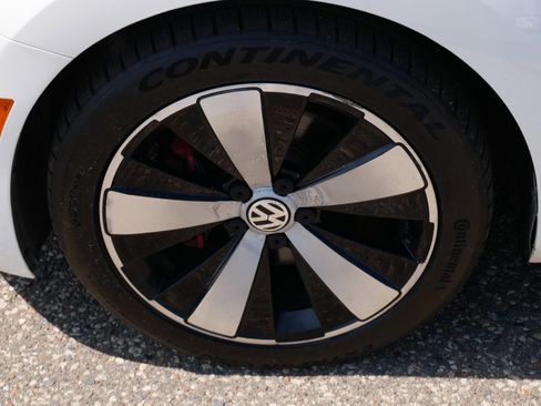 Used 2013 Volkswagen Beetle 2.0T FWD image 15