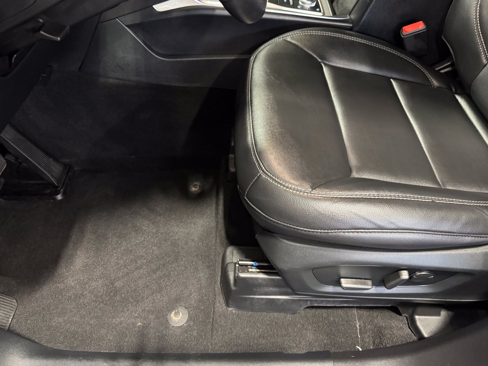 Used 2020 Ford Explorer XLT w/ Equipment Group 202A AWD/4WD image 18