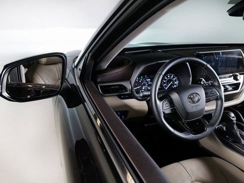 Used 2021 Toyota Highlander Platinum image 26