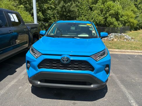 Used 2020 Toyota RAV4 XLE w/ Convenience Package AWD/4WD image 2