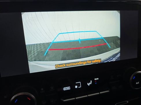 Used 2023 Toyota Highlander XLE AWD/4WD image 24