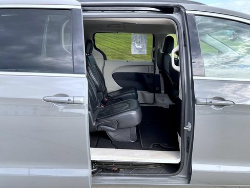 Used 2022 Chrysler Pacifica Touring-L FWD image 23