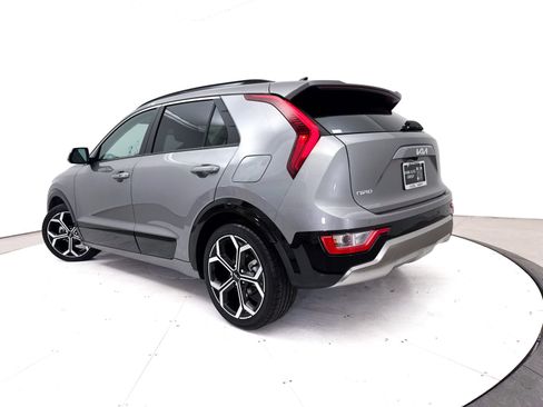 Used 2024 Kia Niro EX Touring FWD image 2