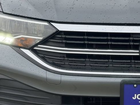 Used 2024 Volkswagen Jetta SE FWD image 4