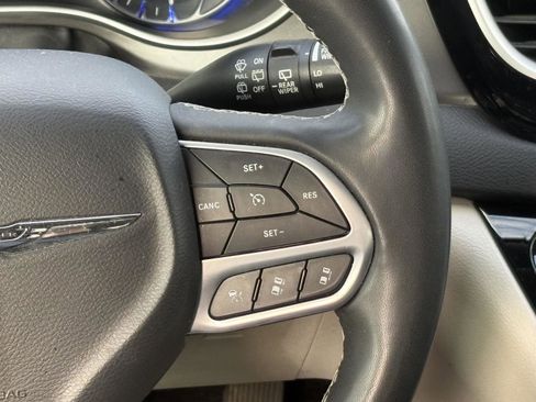 Used 2022 Chrysler Pacifica Touring-L image 12