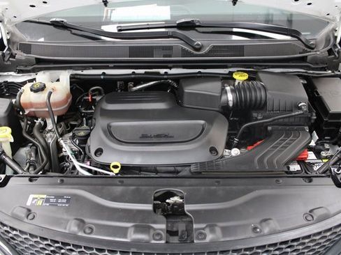 Used 2020 Chrysler Pacifica Touring-L Plus w/ S Appearance Package image 9