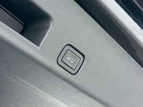 Used 2025 GMC Acadia Elevation image 32