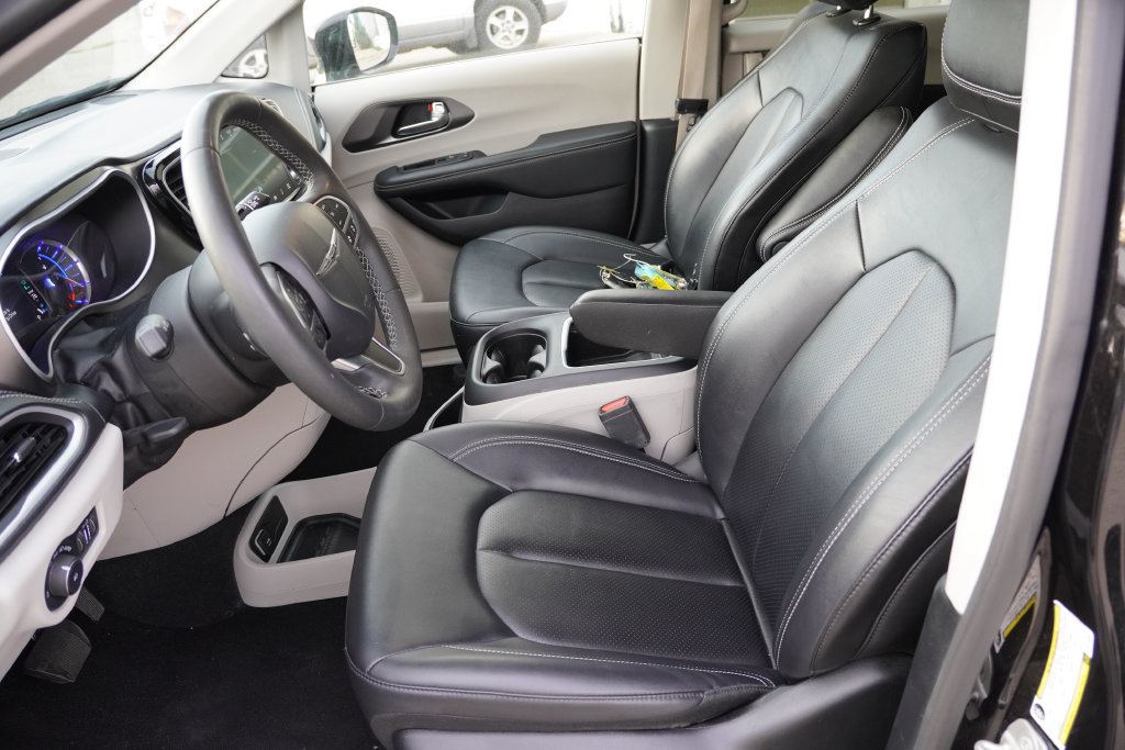 Certified 2024 Chrysler Pacifica Limited FWD image 4