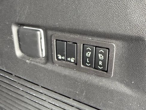 Used 2024 Chevrolet Suburban High Country image 11