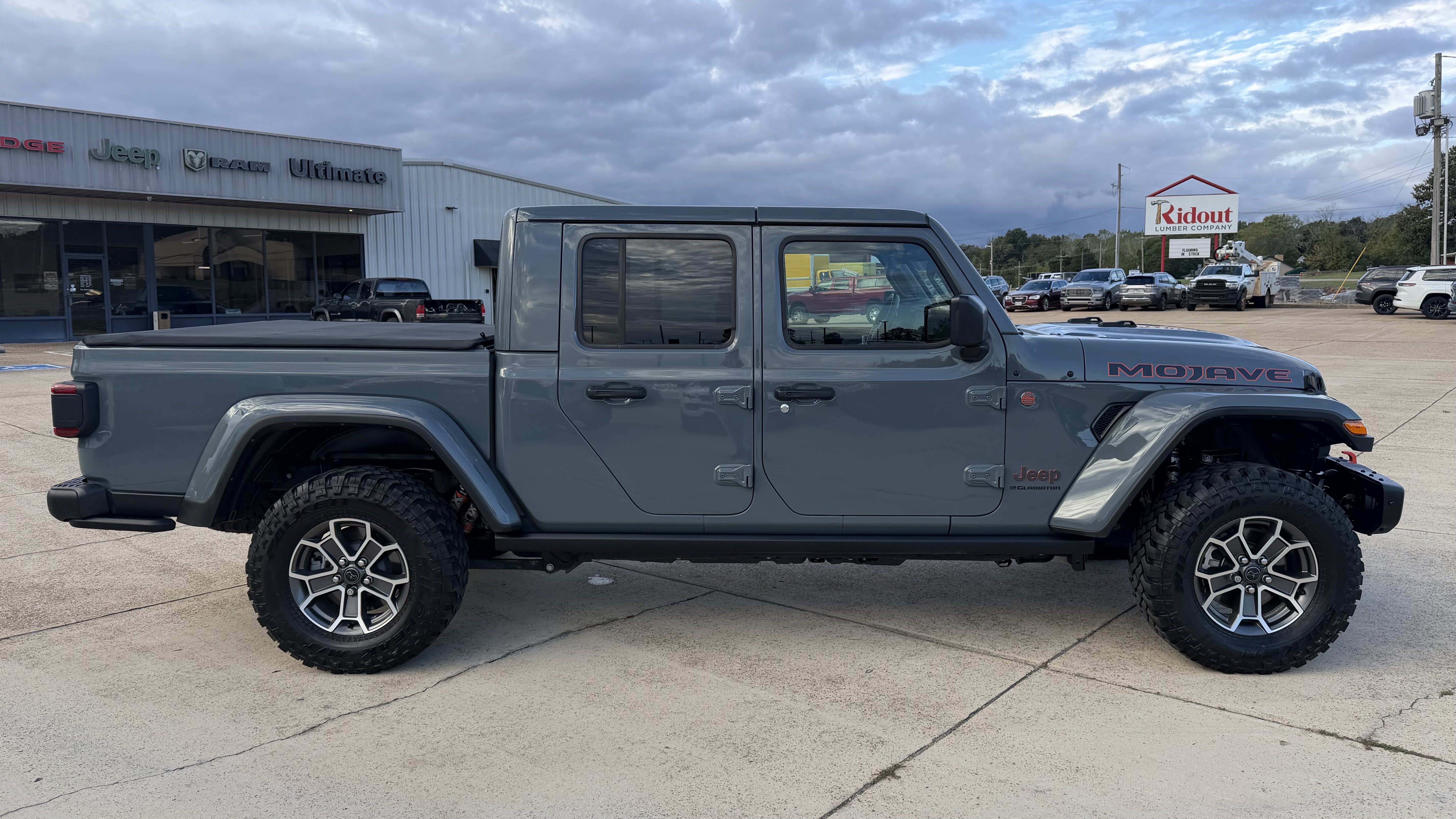 Used 2024 Jeep Gladiator Mojave AWD/4WD image 13