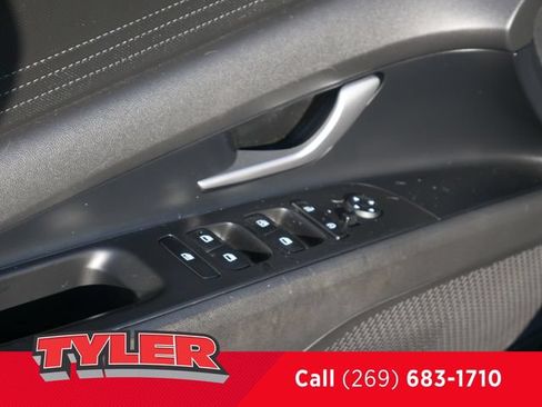 Used 2022 Hyundai Elantra SEL FWD image 19