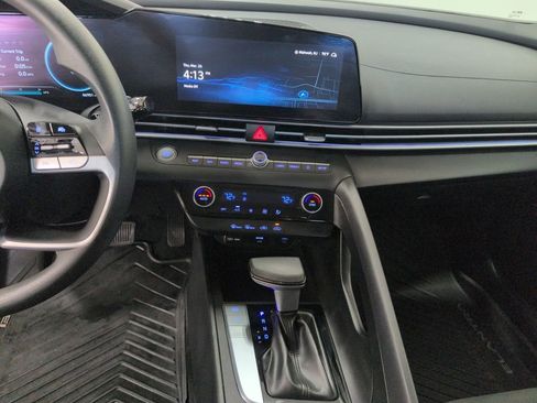 Certified 2024 Hyundai Elantra SEL image 18